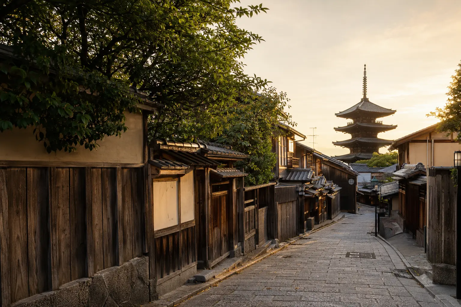 Carrer tradicional de Kyoto al capvespre amb una pagoda al fons