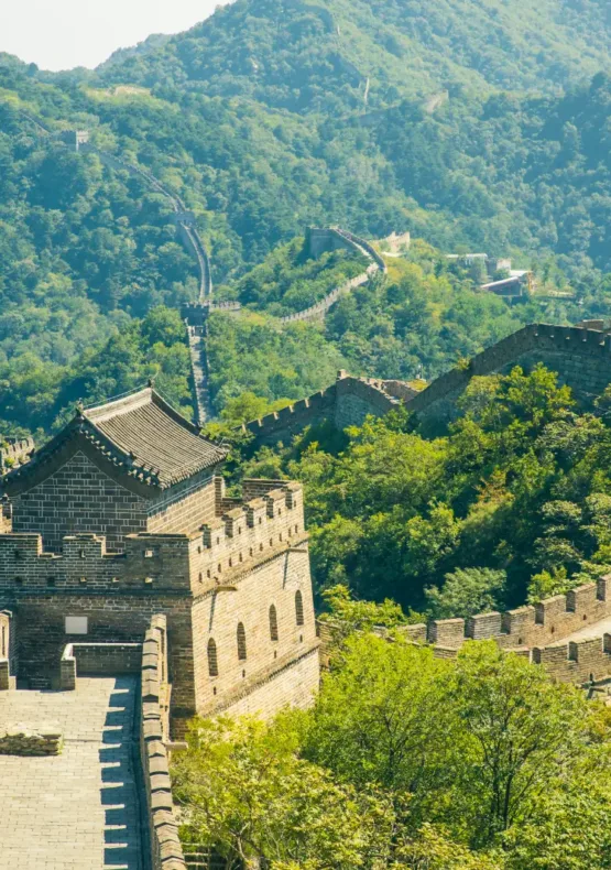 La Gran Muralla de la Xina entre muntanyes verdes